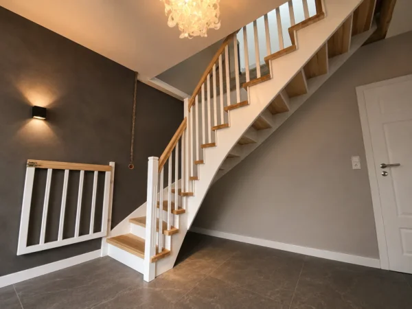 Holztreppe mit weißen Wangen und kontrastierenden Holzstufen
