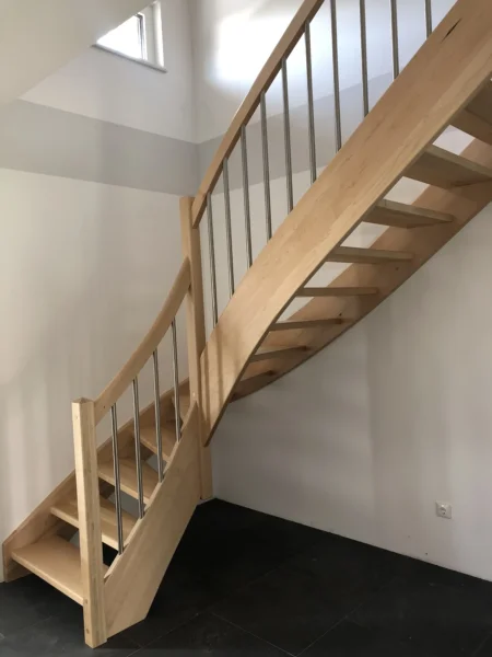 Naturfarbene Holztreppe mit Holzhandlauf und Geländerstäben