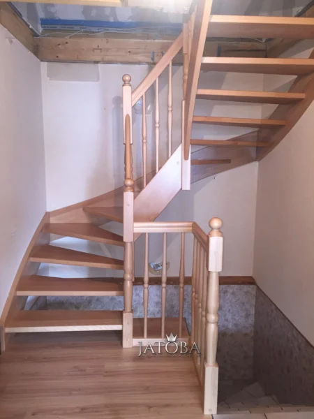 Naturfarbene Holztreppe mit Holzhandlauf und Geländerstäben