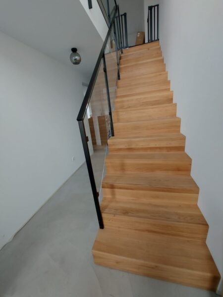 Gerader Lauf einer Faltwerktreppe aus Holz mit Glasgeländer