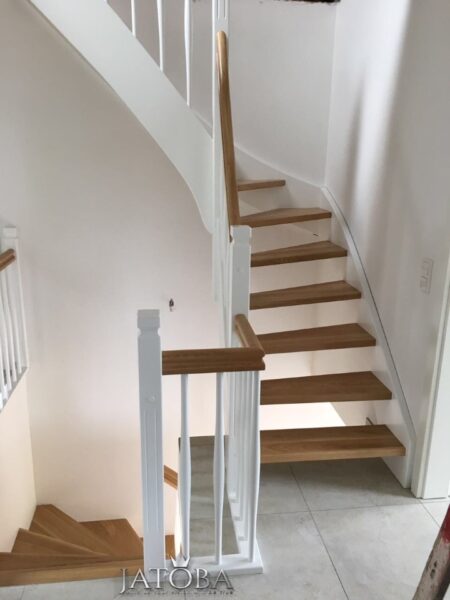 Holztreppe mit weißen Wangen und kontrastierenden Holzstufen