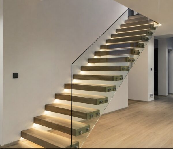 Gerade Holztreppe mit beleuchteten Stufen und seitlichem Glasgeländer