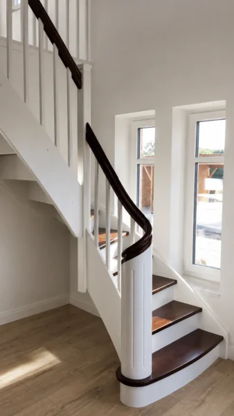 Holztreppe mit weißen Wangen und kontrastierenden Holzstufen