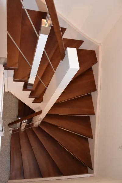Holztreppe mit Edelstahlgeländer und Holzhandlauf