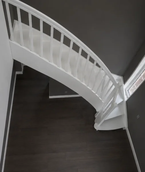 Holztreppe mit weißen Wangen und kontrastierenden Holzstufen