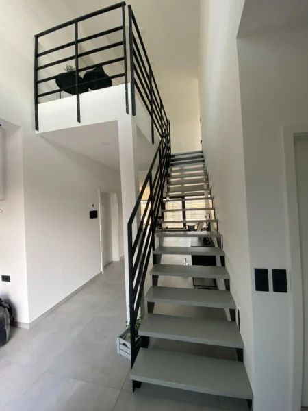 Treppe mit Metallwangen, Holzstufen und Metallgeländer