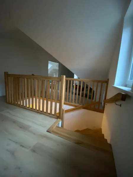Holzgeländer um eine Treppenöffnung im Dachgeschoss