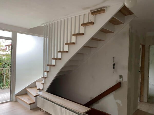 Holztreppe mit Gelaender – Referenzprojekt Jatoba Treppen