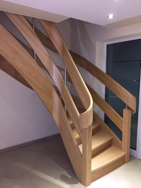Naturfarbene Holztreppe mit gebogenen Übergängen und Holzgeländer