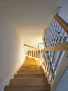 Fertige Treppe nach Dachgeschoss-Renovierung – Jatoba Treppen
