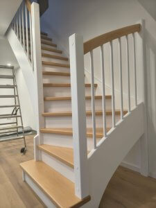 Treppenmontage im Dachgeschoss – masssgefertigte Holztreppe von Jatoba