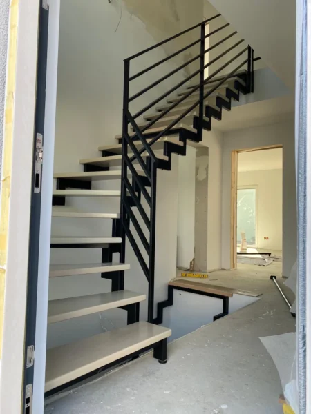 Treppe mit Metallwangen, Holzstufen und Metallgeländer