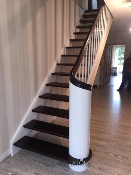 Holztreppe mit weißen Wangen und kontrastierenden Holzstufen