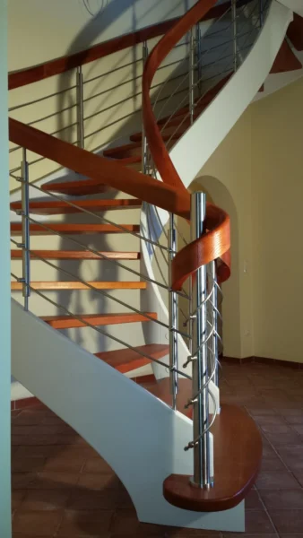 Detail des gebogenen Holzhandlaufs und der Edelstahlgeländerstäbe