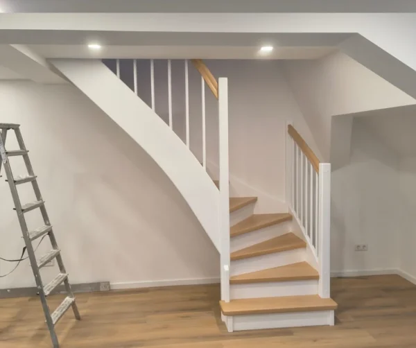 Holztreppe mit weißen Wangen und kontrastierenden Holzstufen