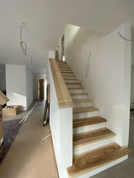Treppe mit Holzstufen und weißen Setzstufen