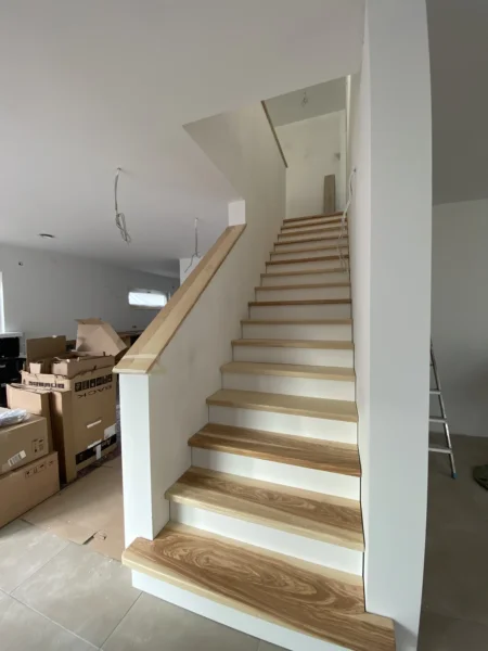 Treppe mit Holzstufen und weißen Setzstufen