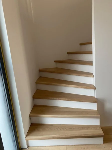 Treppe mit Holzstufen und weißen Setzstufen