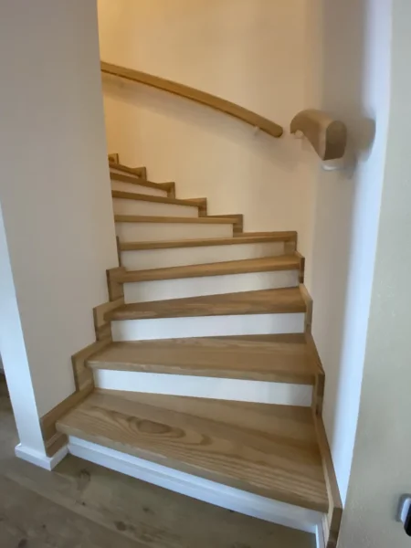 Treppe mit Holzstufen und weißen Setzstufen