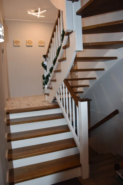 Treppe mit Holzstufen und weißen Setzstufen