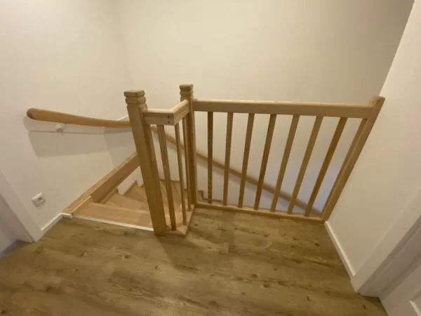 Blick von oben auf Holzstufen und ein Holzgeländer