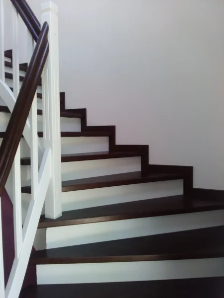 Treppe mit Holzstufen und weißen Setzstufen