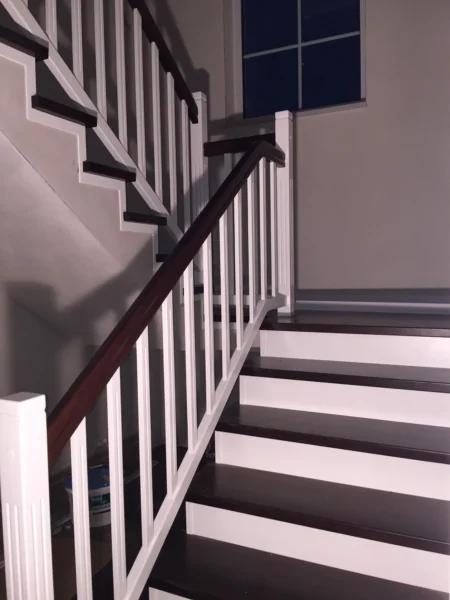 Treppe mit Holzstufen und weißen Setzstufen