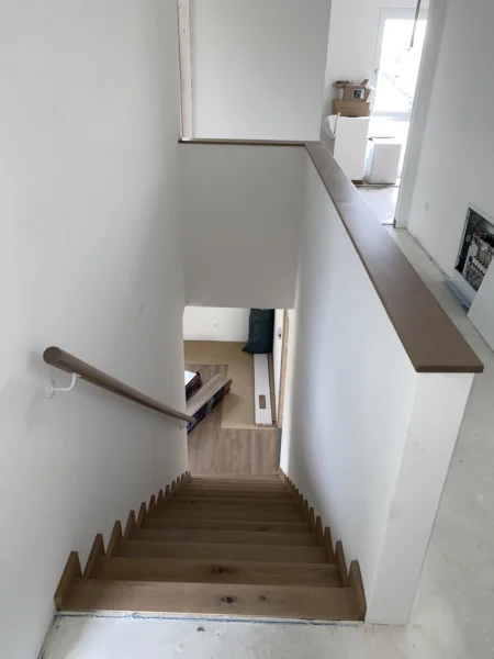 Draufsicht auf Holzstufen und eine Brüstung mit Holzabdeckung