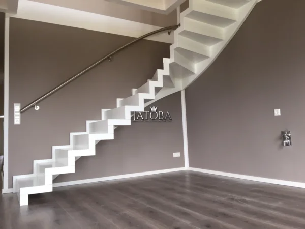 Weiße Faltwerktreppe vor einer grauen Wand