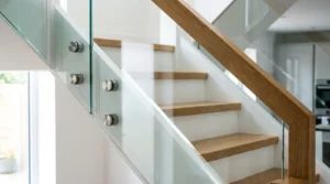Treppe mit Glasgeländer: Verbundsicherheitsglas mit Punkthaltern und Handlauf aus Eiche